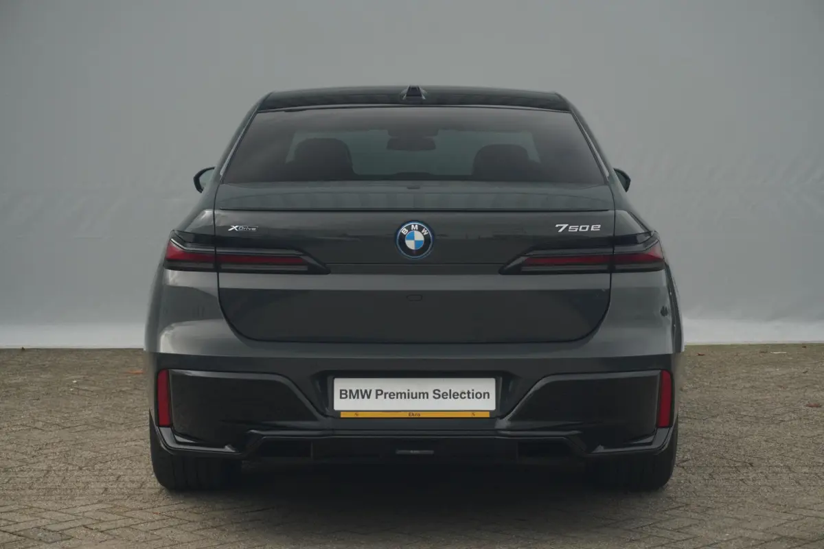 750e xDrive | M Sportpakket Pro | Panoramadak Sky Lounge | Driving Assistant Professional | Warmte Comfortpakket voor en achter | Iconic Glow kristalkoplampen | Trekhaak