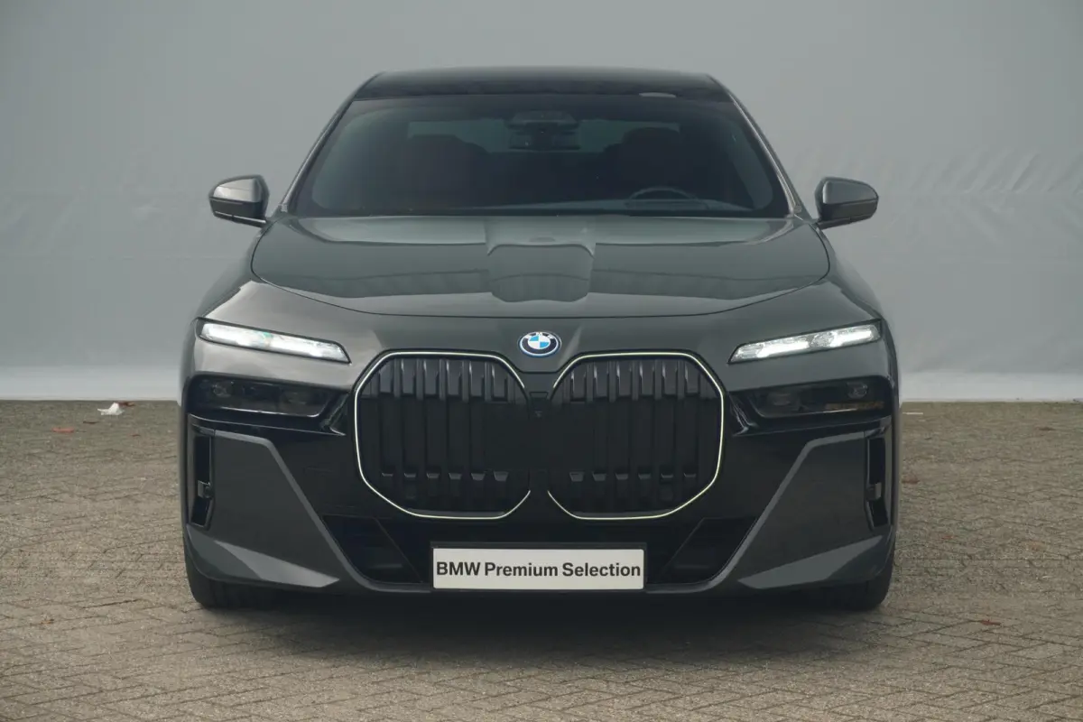 750e xDrive | M Sportpakket Pro | Panoramadak Sky Lounge | Driving Assistant Professional | Warmte Comfortpakket voor en achter | Iconic Glow kristalkoplampen | Trekhaak