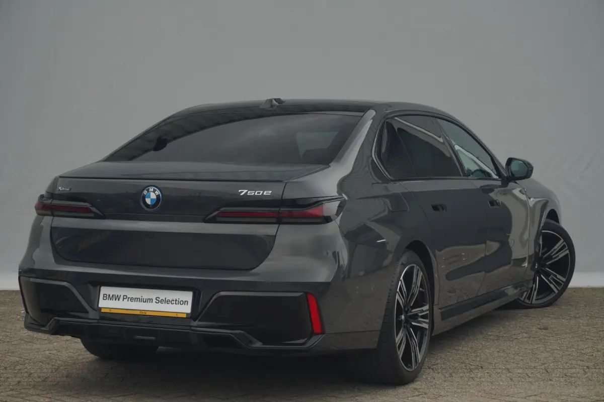 750e xDrive | M Sportpakket Pro | Panoramadak Sky Lounge | Driving Assistant Professional | Warmte Comfortpakket voor en achter | Iconic Glow kristalkoplampen | Trekhaak