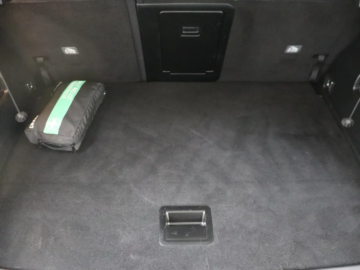 Pro+ / Stoelverwarming / 360Graden-Camera / Elektrisch-verstelbare stoelen / Apple-Android auto  /