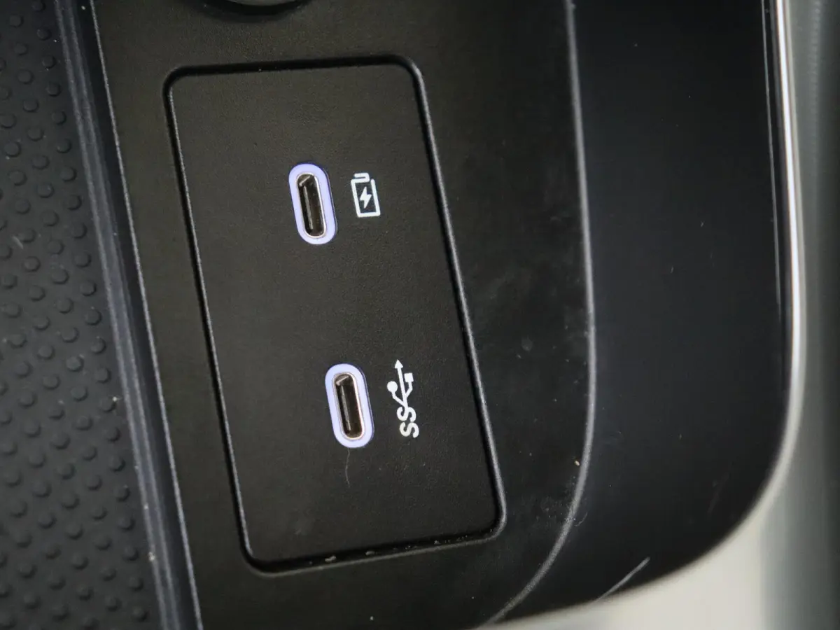 Pro+ / Stoelverwarming / 360Graden-Camera / Elektrisch-verstelbare stoelen / Apple-Android auto  /