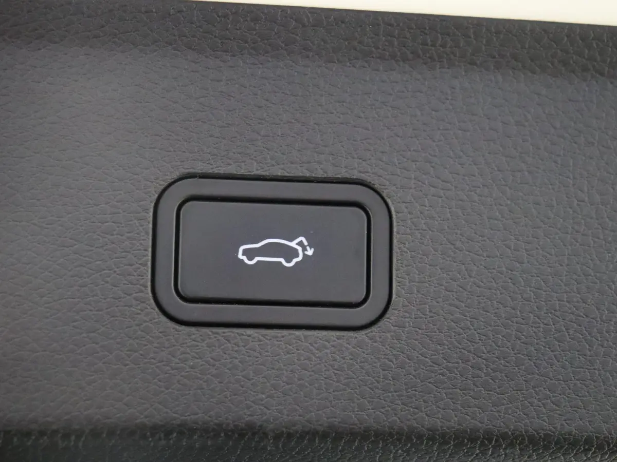 Pro+ / Stoelverwarming / 360Graden-Camera / Elektrisch-verstelbare stoelen / Apple-Android auto  /