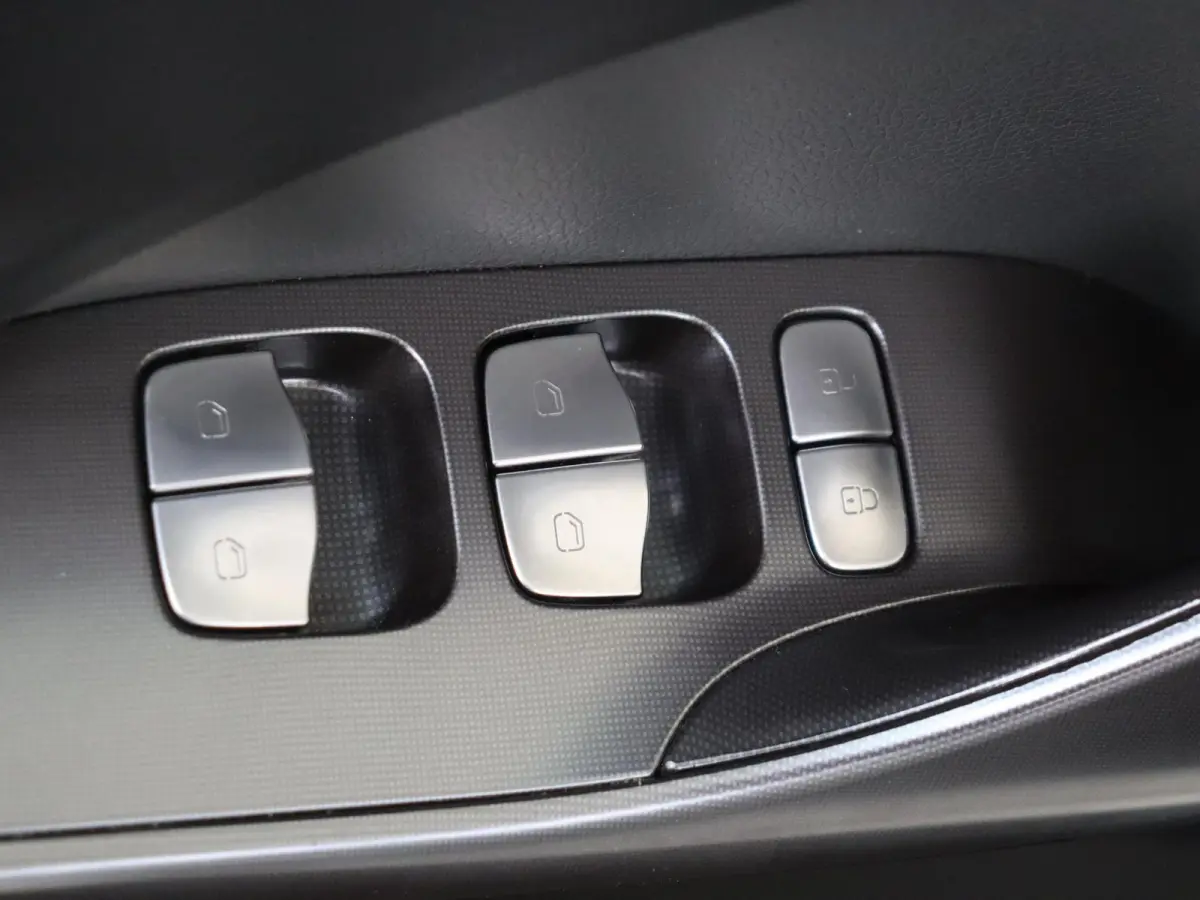 Pro+ / Stoelverwarming / 360Graden-Camera / Elektrisch-verstelbare stoelen / Apple-Android auto  /