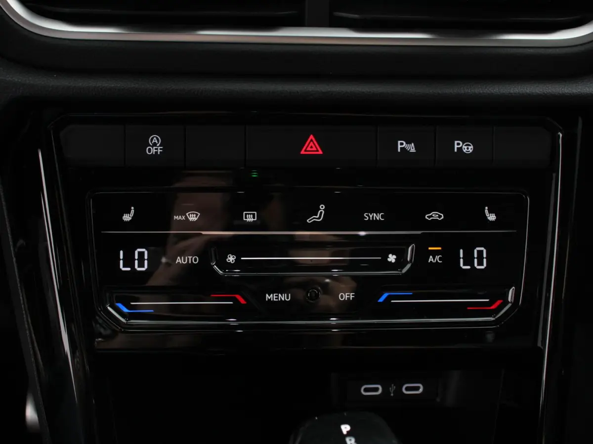 1.5 TSI 150pk Automaat R-Line Edition Navigatie Apple Carplay/Android Auto Camera Climate Control Electrisch te openen achterklep Dab Verwarmbare stoelen