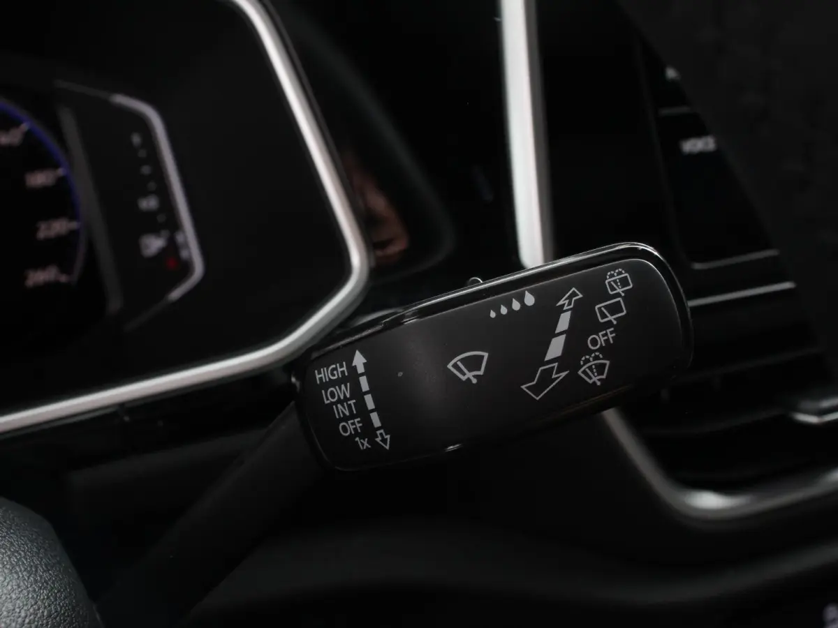 1.5 TSI 150pk Automaat R-Line Edition Navigatie Apple Carplay/Android Auto Camera Climate Control Electrisch te openen achterklep Dab Verwarmbare stoelen