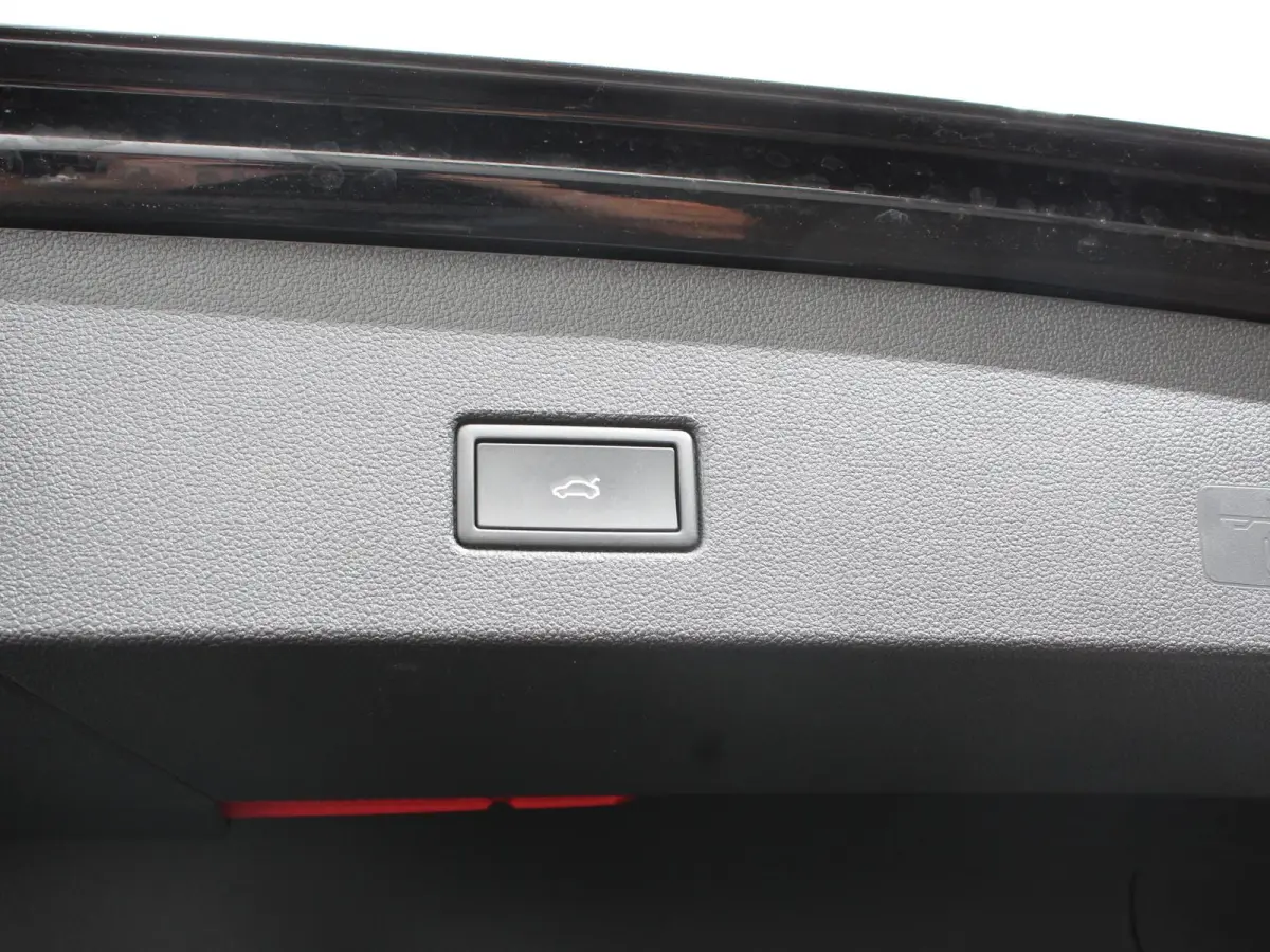 1.5 TSI 150pk Automaat R-Line Edition Navigatie Apple Carplay/Android Auto Camera Climate Control Electrisch te openen achterklep Dab Verwarmbare stoelen
