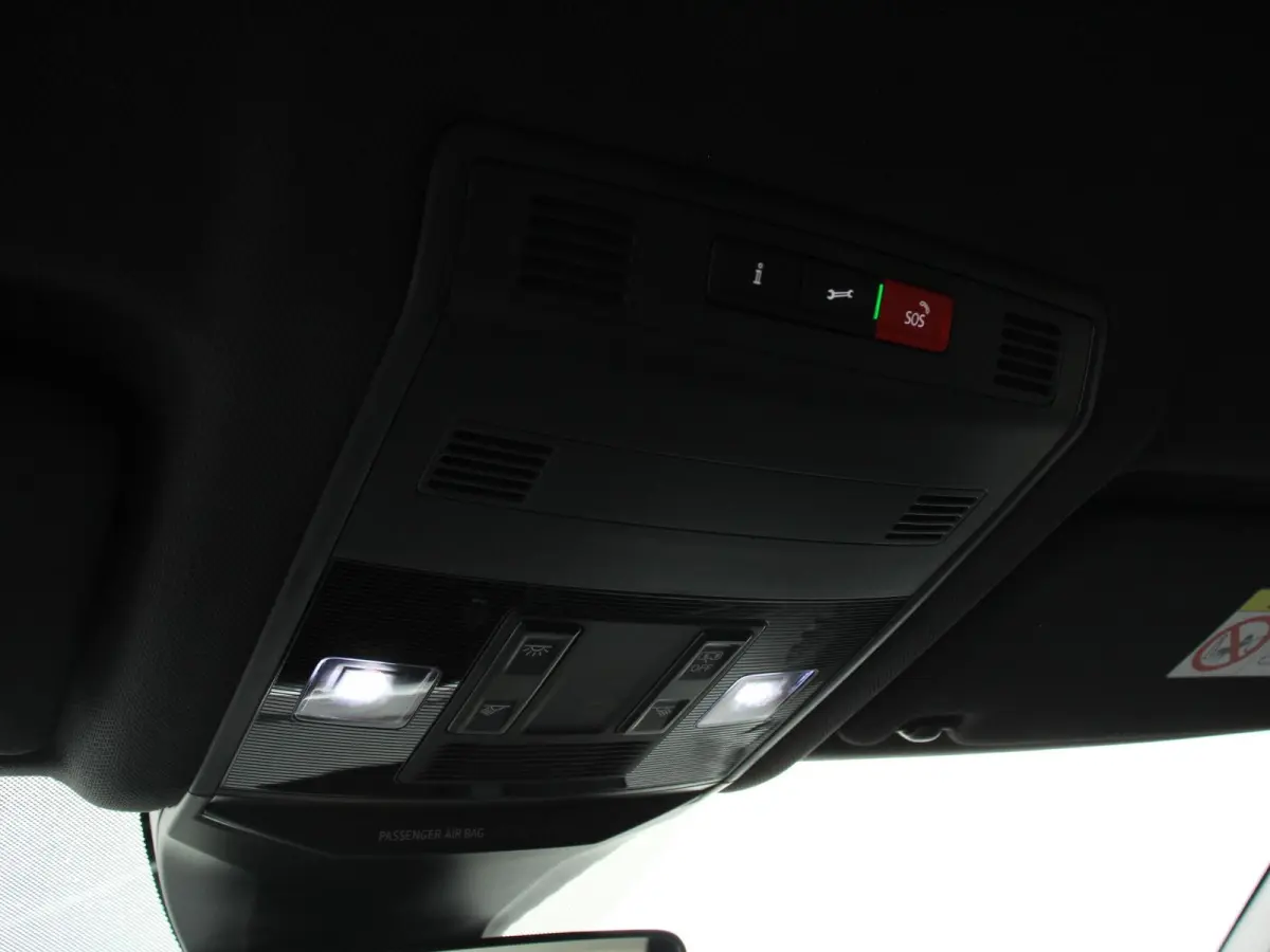 1.5 TSI 150pk Automaat R-Line Edition Navigatie Apple Carplay/Android Auto Camera Climate Control Electrisch te openen achterklep Dab Verwarmbare stoelen