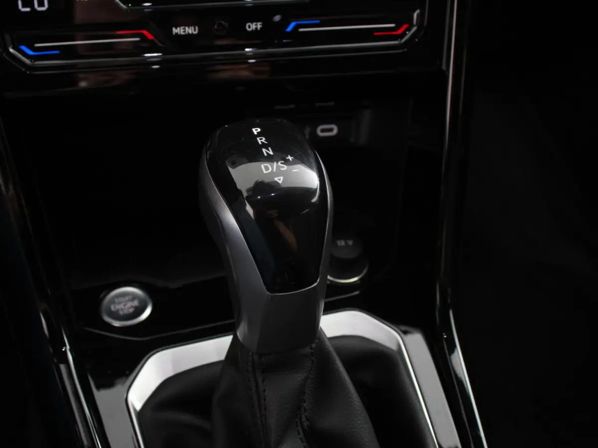 1.5 TSI 150pk Automaat R-Line Edition Navigatie Apple Carplay/Android Auto Camera Climate Control Electrisch te openen achterklep Dab Verwarmbare stoelen