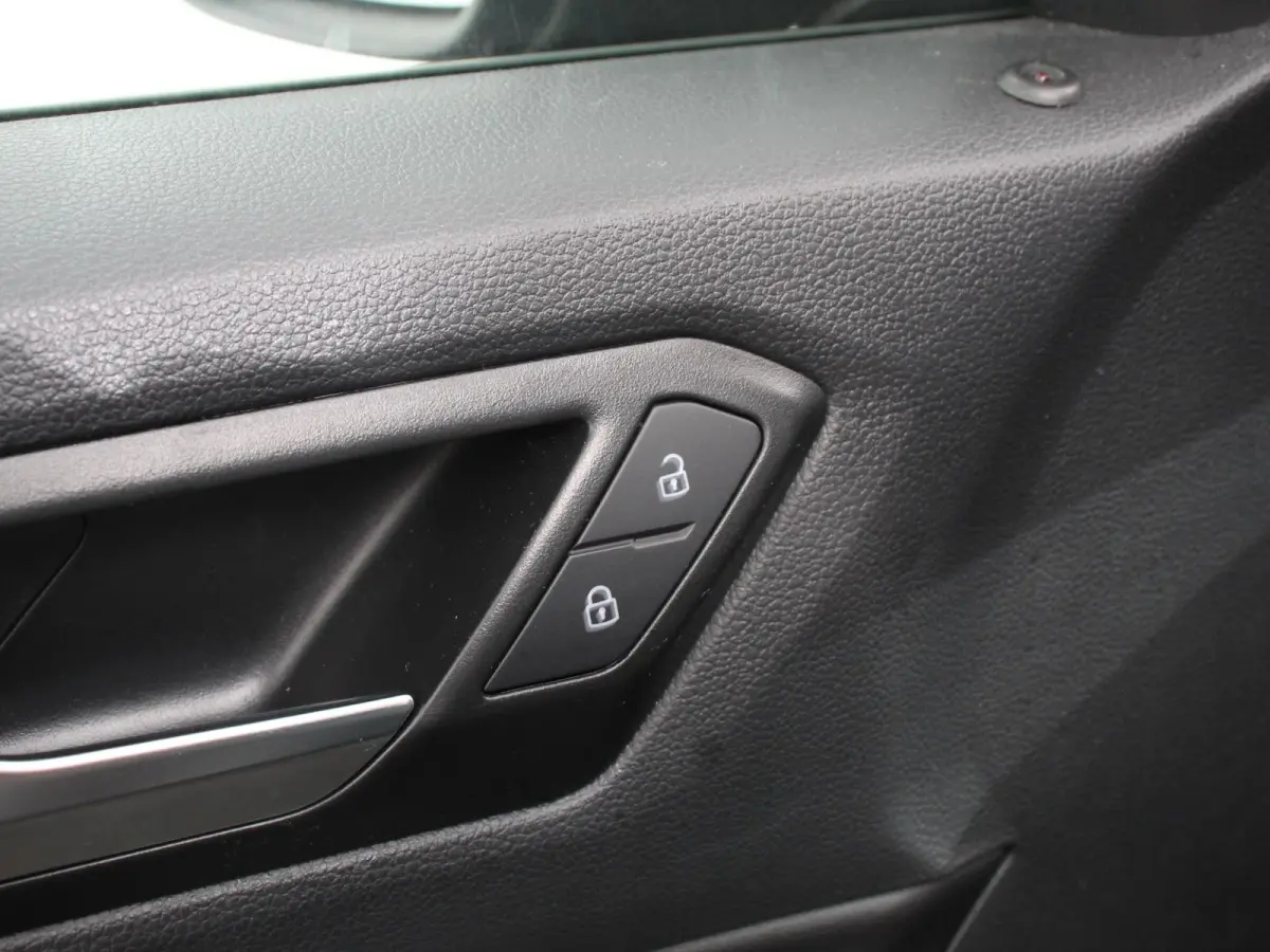 1.5 TSI 150pk Automaat R-Line Edition Navigatie Apple Carplay/Android Auto Camera Climate Control Electrisch te openen achterklep Dab Verwarmbare stoelen