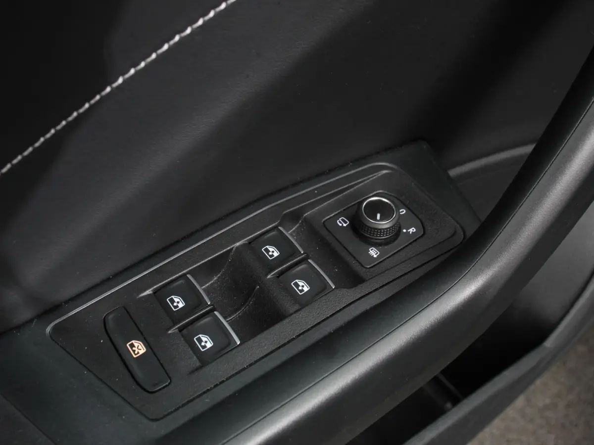 1.5 TSI 150pk Automaat R-Line Edition Navigatie Apple Carplay/Android Auto Camera Climate Control Electrisch te openen achterklep Dab Verwarmbare stoelen