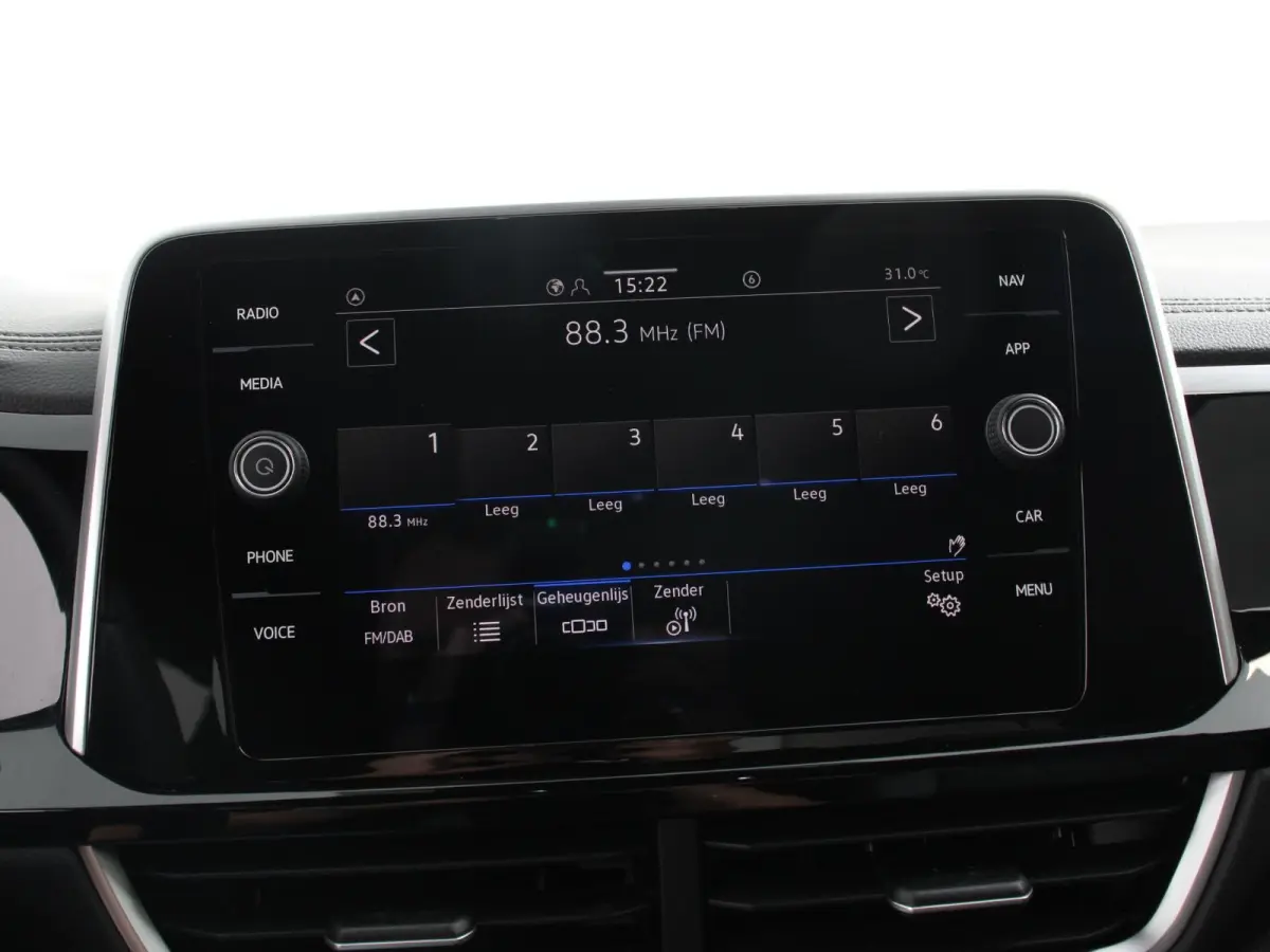 1.5 TSI 150pk Automaat R-Line Edition Navigatie Apple Carplay/Android Auto Camera Climate Control Electrisch te openen achterklep Dab Verwarmbare stoelen