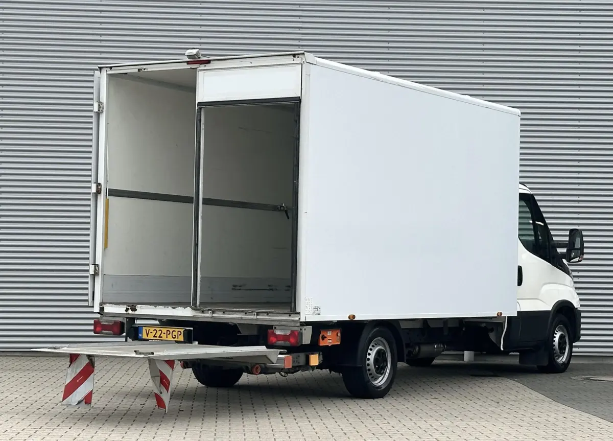 N1 35S16V 2.3 410 N1 Bakwagen met laadklep automaat