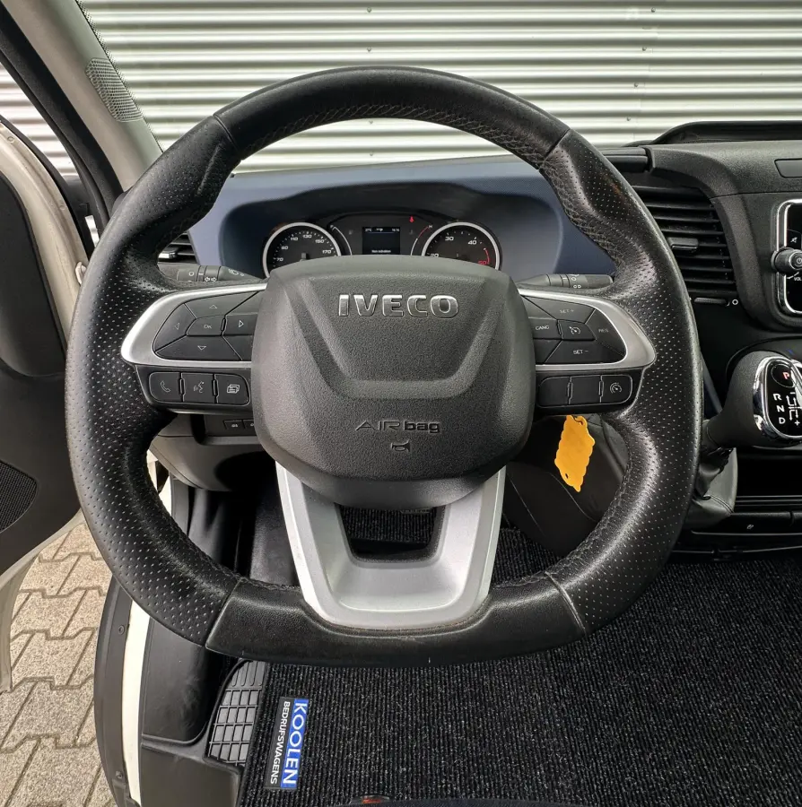 N1 35S16V 2.3 410 N1 Bakwagen met laadklep automaat