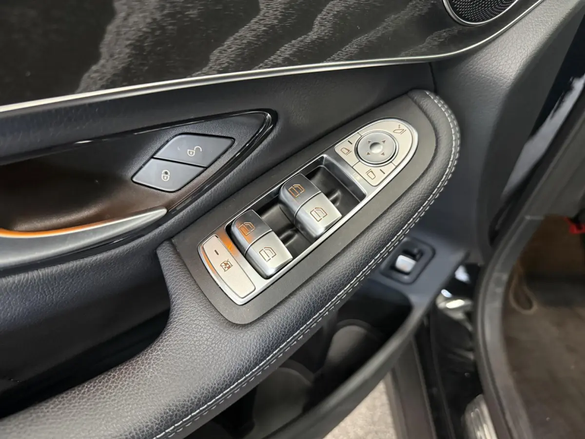 4MATIC Automaat PHEV AMG Line Navigatie Cruise Control Parkeersensoren Stoelverwarming Panorama dak Matrix LED-koplampen Virtual Cockpit Surround-systeem Burmester Inductielader