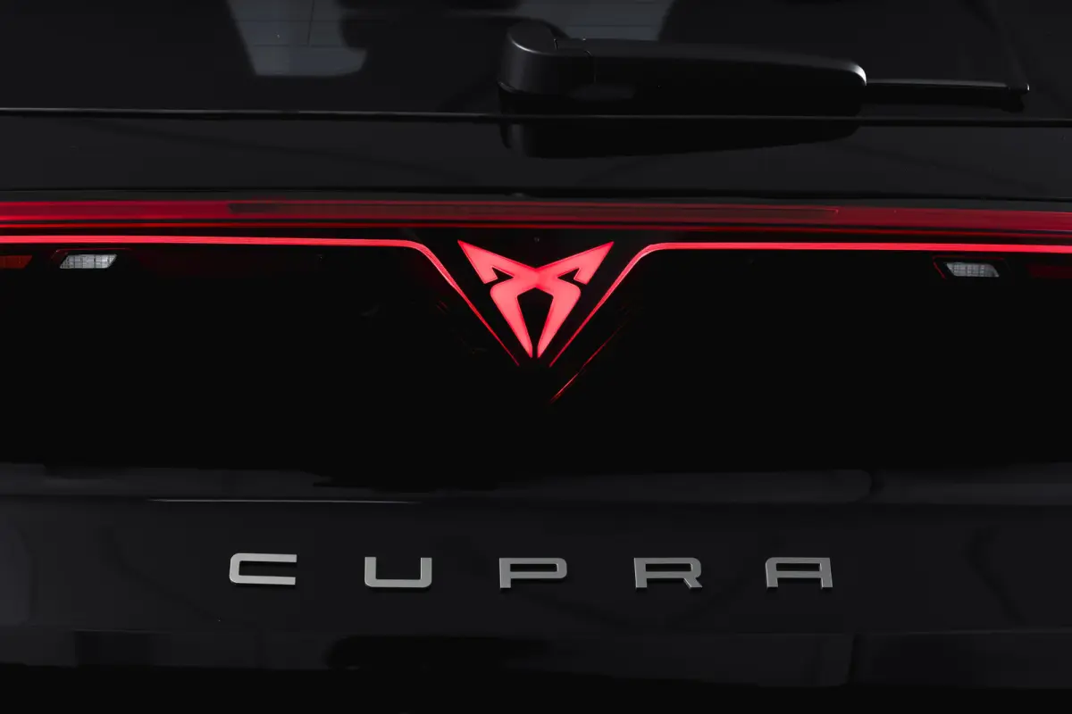 1.5 TSI e-Hybrid 272 PK VZ Performance | S/K-Panodak | Elek. Trekhaak | Matrix LED | Sennheiser | Elek. stoelen | Adapt. Cruise | Stoel-+Stuurverw. | 360 Camera | NAV+App. Connect | ECC | LM