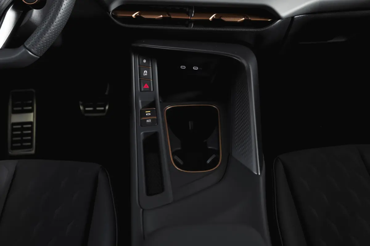 1.5 TSI e-Hybrid 272 PK VZ Performance | S/K-Panodak | Elek. Trekhaak | Matrix LED | Sennheiser | Elek. stoelen | Adapt. Cruise | Stoel-+Stuurverw. | 360 Camera | NAV+App. Connect | ECC | LM