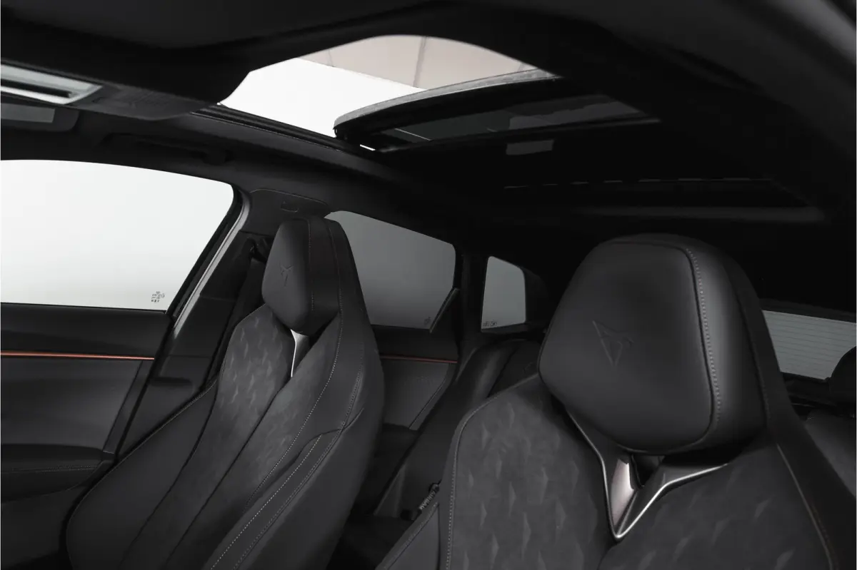 1.5 TSI e-Hybrid 272 PK VZ Performance | S/K-Panodak | Elek. Trekhaak | Matrix LED | Sennheiser | Elek. stoelen | Adapt. Cruise | Stoel-+Stuurverw. | 360 Camera | NAV+App. Connect | ECC | LM