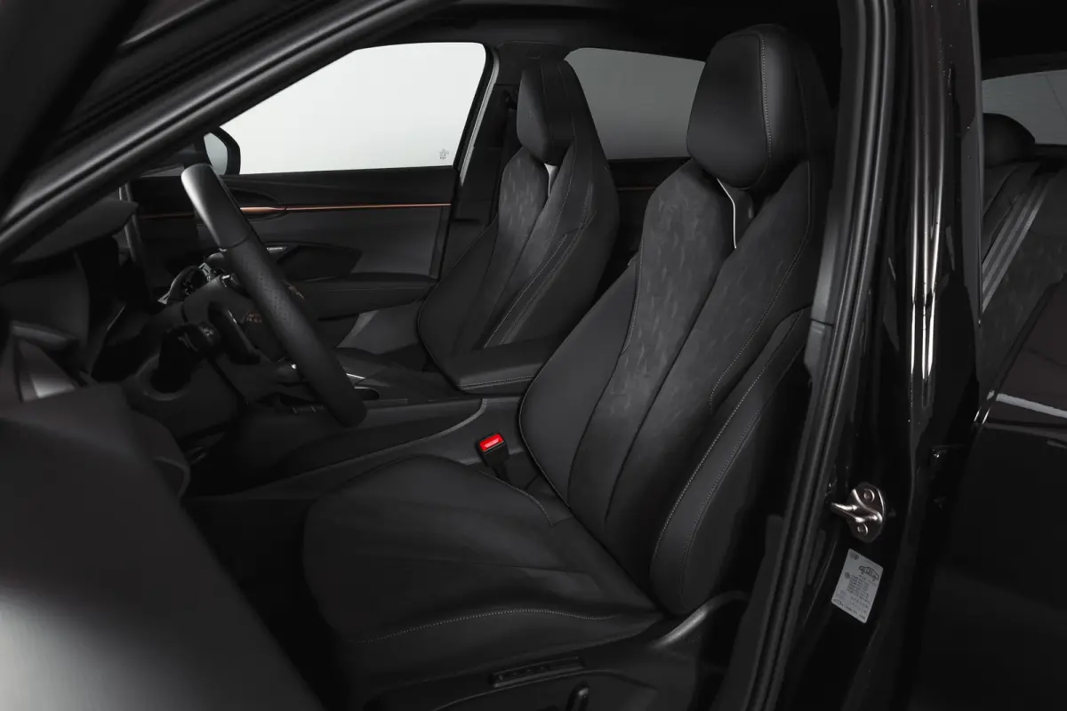 1.5 TSI e-Hybrid 272 PK VZ Performance | S/K-Panodak | Elek. Trekhaak | Matrix LED | Sennheiser | Elek. stoelen | Adapt. Cruise | Stoel-+Stuurverw. | 360 Camera | NAV+App. Connect | ECC | LM