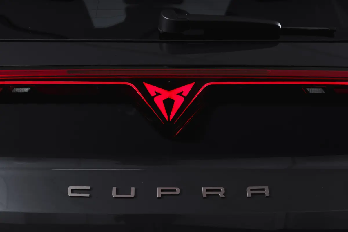 1.5 TSI e-Hybrid 272 PK VZ Performance | S/K-Panodak | Elek. Trekhaak | Matrix LED | Sennheiser | Elek. stoelen | Adapt. Cruise | Stoel-+Stuurverw. | 360 Camera | NAV+App. Connect | ECC | LM