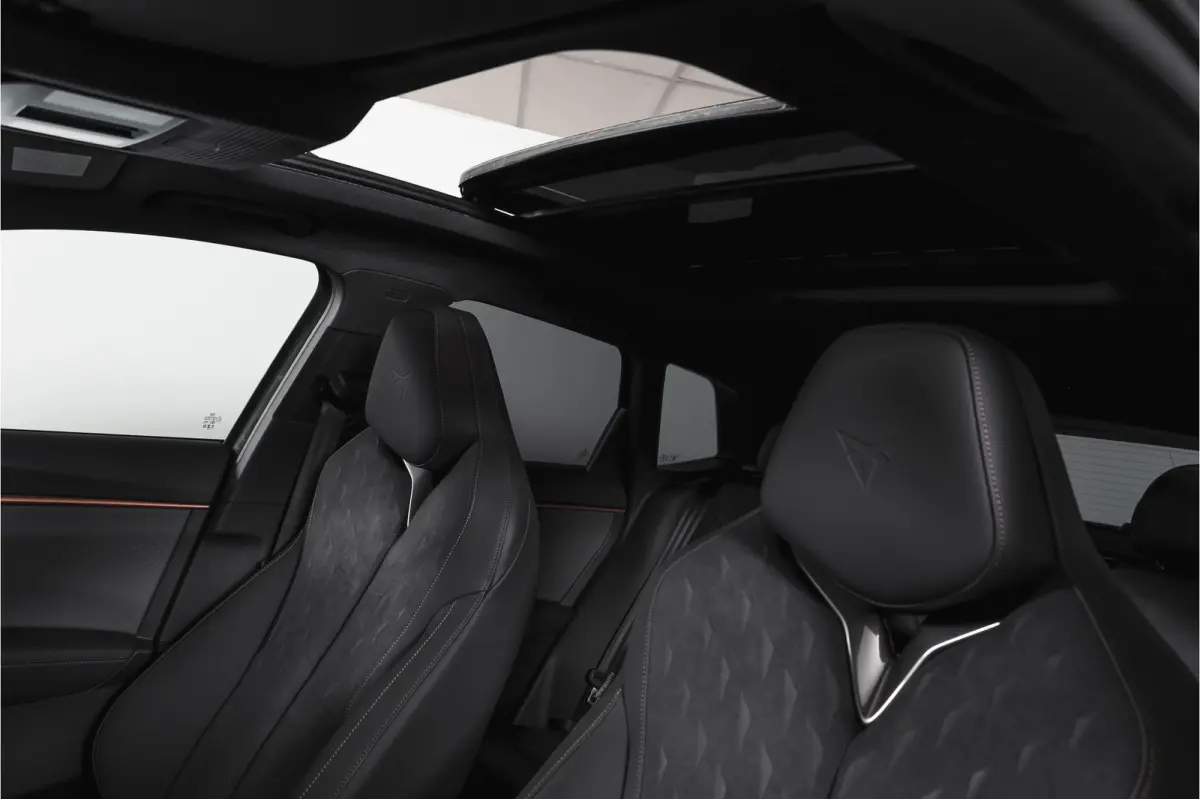 1.5 TSI e-Hybrid 272 PK VZ Performance | S/K-Panodak | Elek. Trekhaak | Matrix LED | Sennheiser | Elek. stoelen | Adapt. Cruise | Stoel-+Stuurverw. | 360 Camera | NAV+App. Connect | ECC | LM