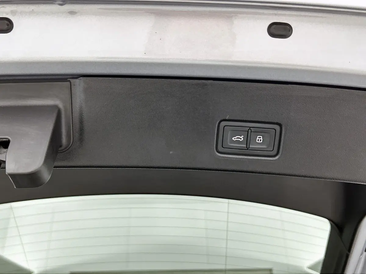 55 kWh 35 S Edition | APPLE CARPLAY | ANDROID AUTO | ACHTERUITRIJCAMERA | ELEKTRISCHE ACHTERKLEP | STOELVERWARMING | TREKHAAK | NAVIGATIE | CRUISE CONTROL | BLUETOOTH | CLIMATE CONTROL | LIC