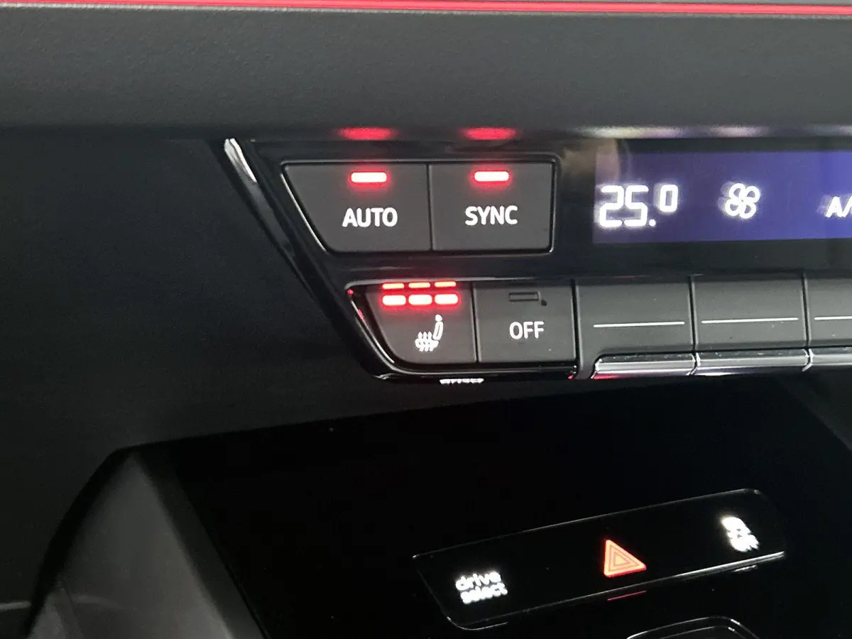 55 kWh 35 S Edition | APPLE CARPLAY | ANDROID AUTO | ACHTERUITRIJCAMERA | ELEKTRISCHE ACHTERKLEP | STOELVERWARMING | TREKHAAK | NAVIGATIE | CRUISE CONTROL | BLUETOOTH | CLIMATE CONTROL | LIC
