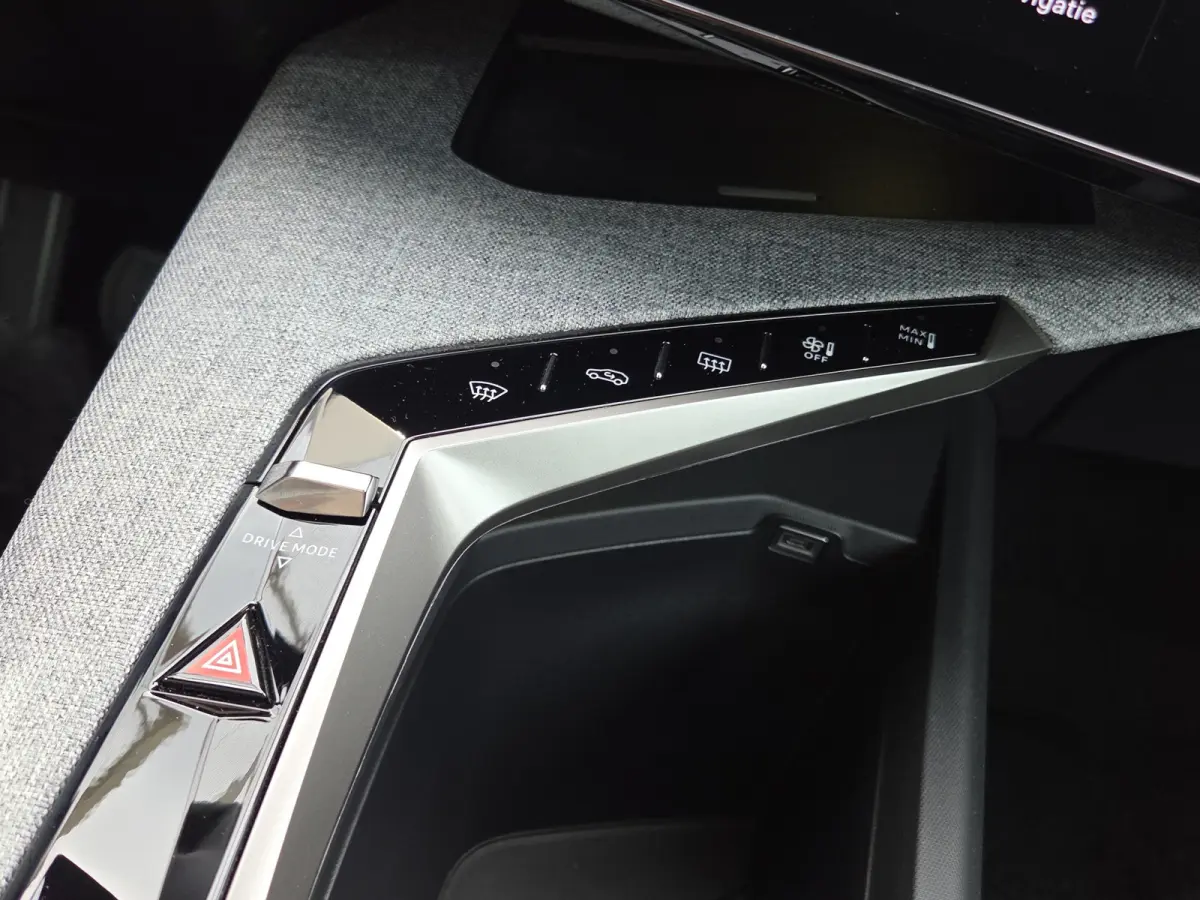 1.2 Hybrid 145 Allure Tot 8 jaar garantie | Camera | Panoramisch Navigatie | Keyless | LED | Parkeersensoren |