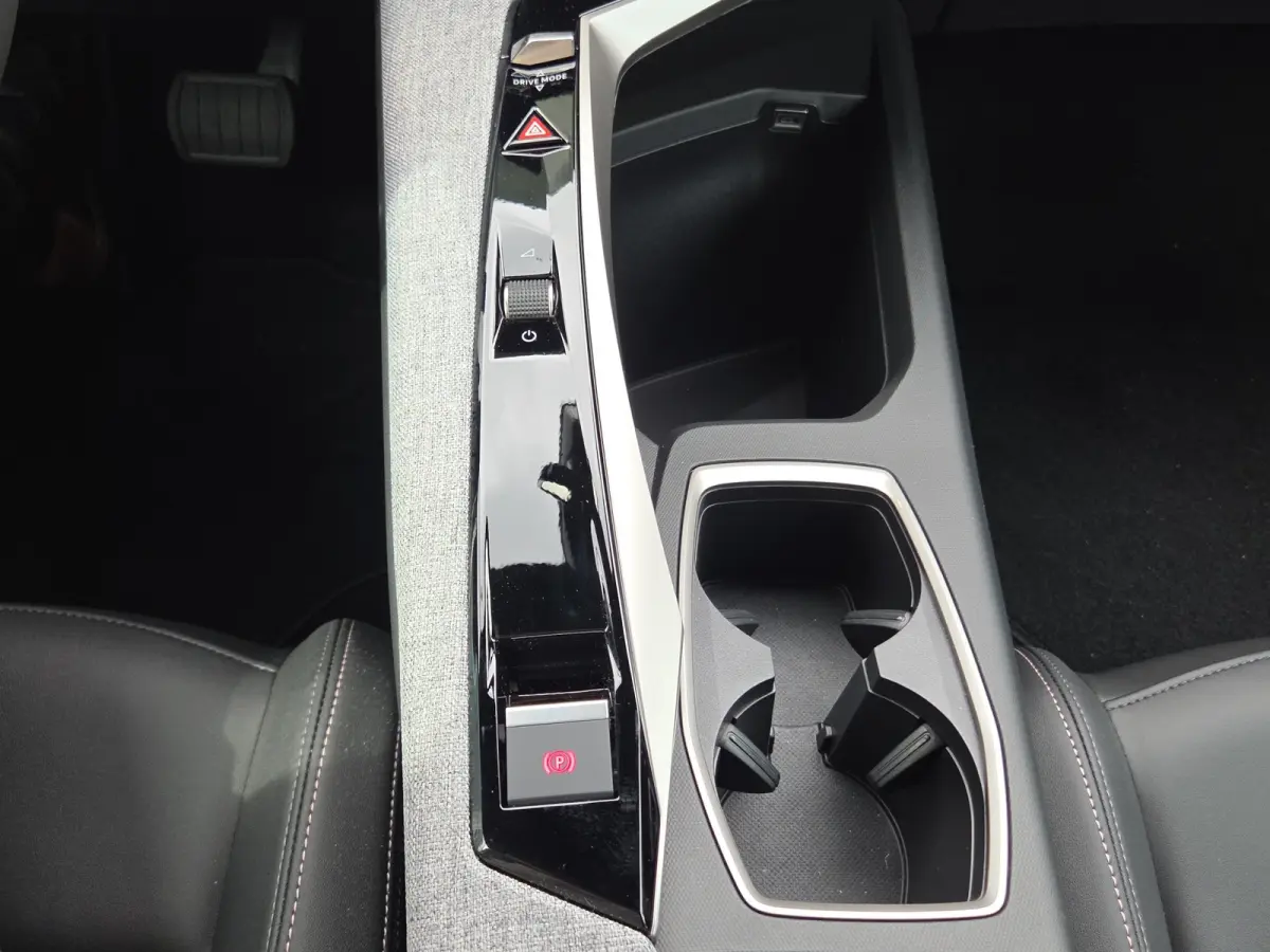 1.2 Hybrid 145 Allure Tot 8 jaar garantie | Camera | Panoramisch Navigatie | Keyless | LED | Parkeersensoren |