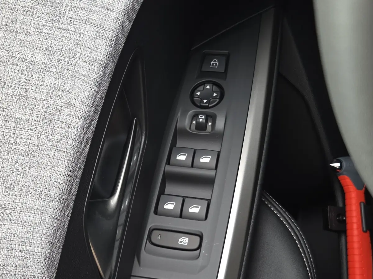 1.2 Hybrid 145 Allure Tot 8 jaar garantie | Camera | Panoramisch Navigatie | Keyless | LED | Parkeersensoren |