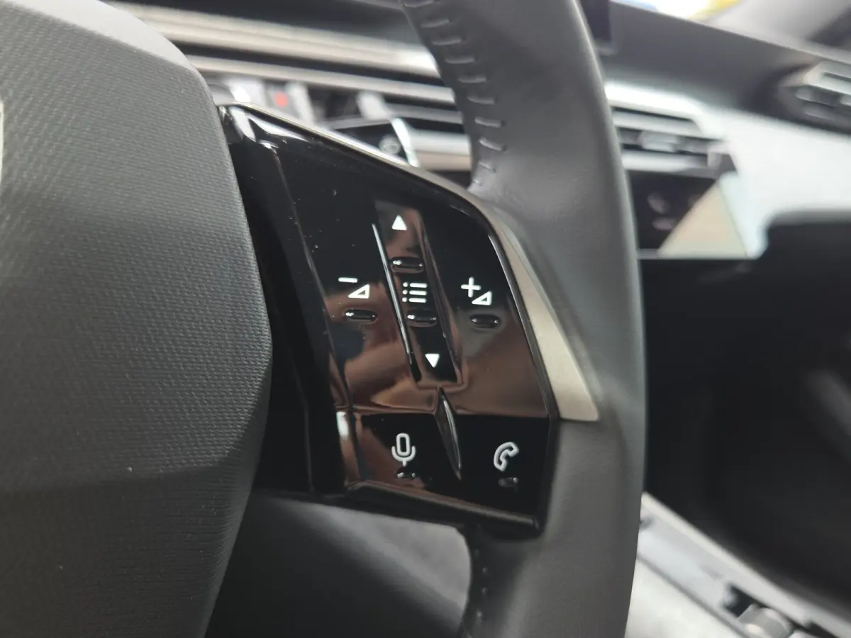 1.2 Hybrid 145 Allure Tot 8 jaar garantie | Camera | Panoramisch Navigatie | Keyless | LED | Parkeersensoren |