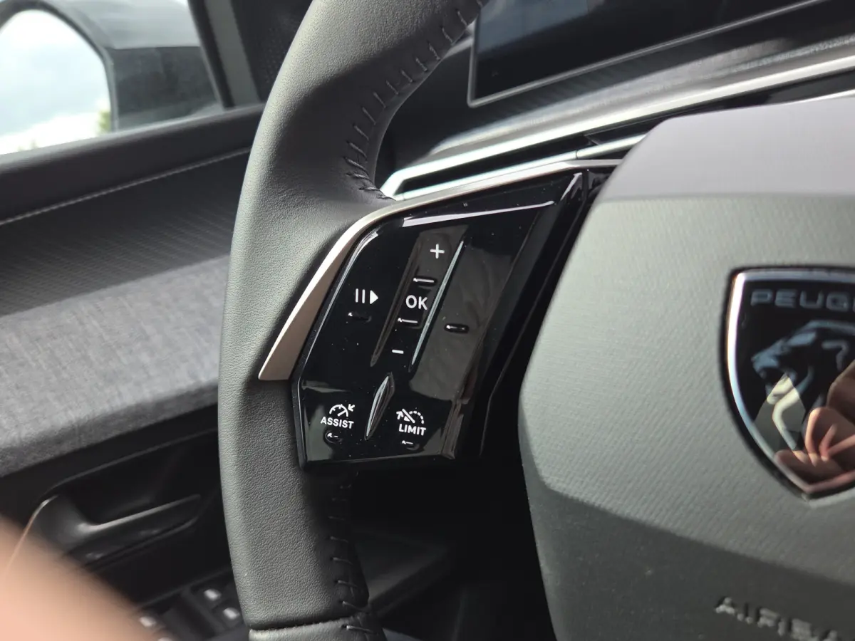 1.2 Hybrid 145 Allure Tot 8 jaar garantie | Camera | Panoramisch Navigatie | Keyless | LED | Parkeersensoren |