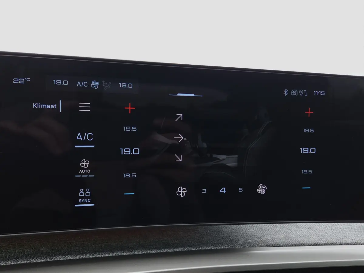 1.2 Hybrid 145 Allure Tot 8 jaar garantie | Camera | Panoramisch Navigatie | Keyless | LED | Parkeersensoren |