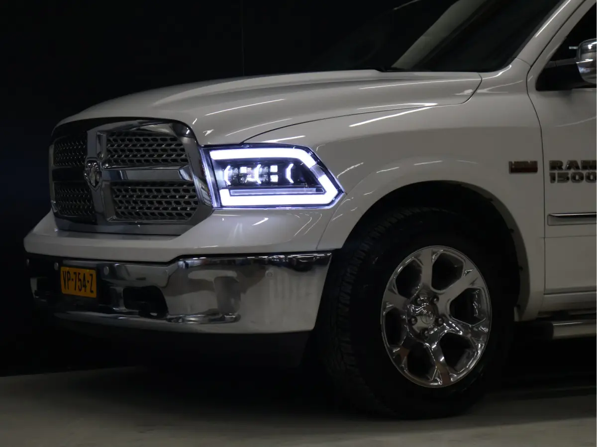 1500 5.7 V8 Quad Cab 6'4 [SCHUIFKANTELDAK, ALPINE SOUND SYSTEM, CAMERA PDC V+A, CRUISE CONTROL, STOEL VENTILATIE, STOELVERWARMING, STUUR VERWARMING, MEMORY SEATS, NAVIGATIE, CLIMATE CONTROL,