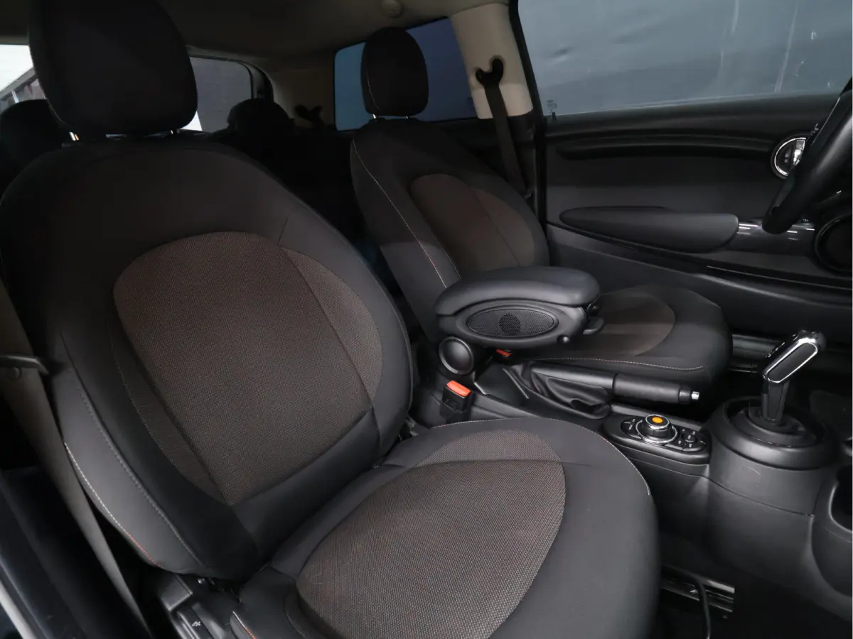 1.5 One Salt [APPLE CARPLAY, CRUISE CONTROL, SPORT STUUR LEDER, NAVIGATIE, AIRCO, START STOP SYSTEEM, MIDNIGHTBLACK METAAL LAK, ALARMKLASSE 3, NIEUWSTAAT]