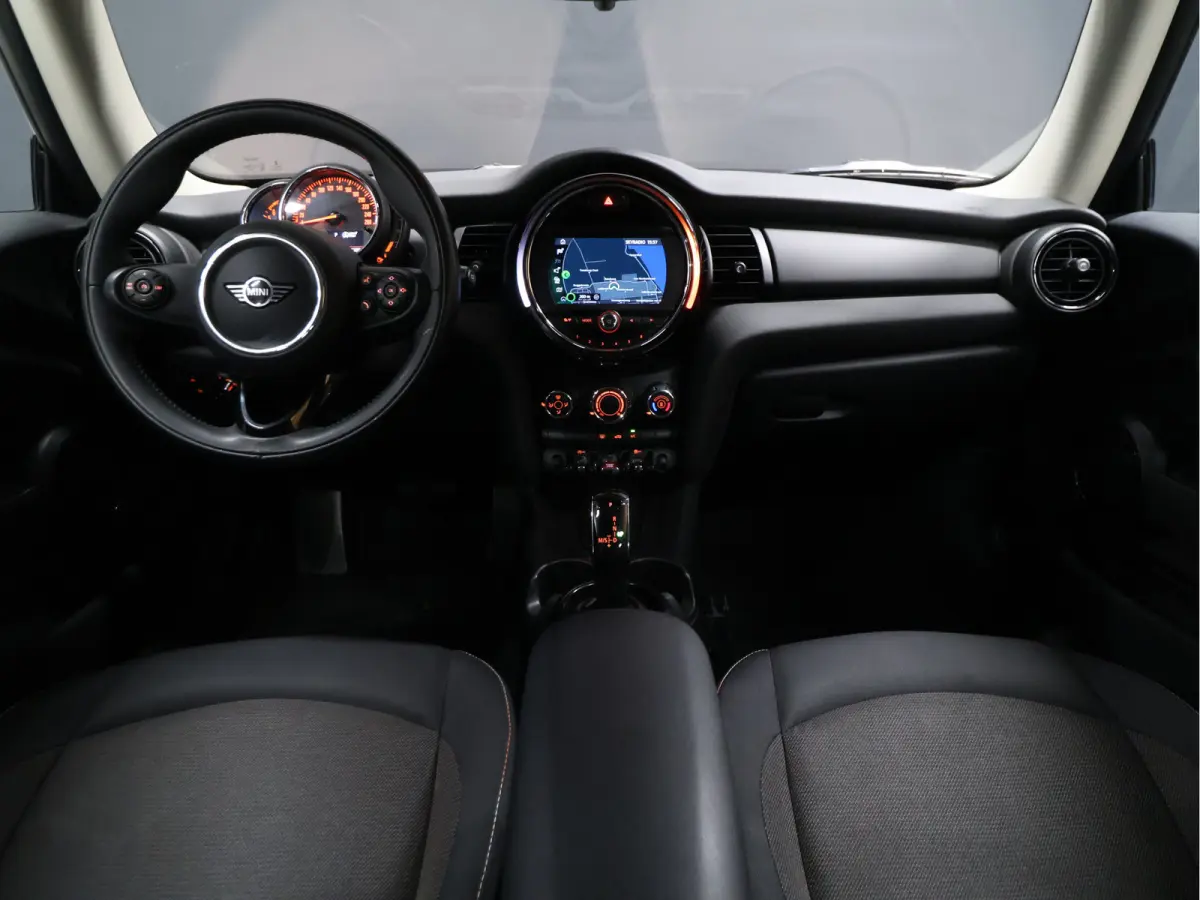 1.5 One Salt [APPLE CARPLAY, CRUISE CONTROL, SPORT STUUR LEDER, NAVIGATIE, AIRCO, START STOP SYSTEEM, MIDNIGHTBLACK METAAL LAK, ALARMKLASSE 3, NIEUWSTAAT]