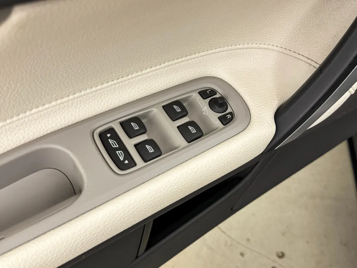 Convertible C70 2.5 T5 Tourer Luxury Line | ORIG. NL | 18" | Elektrisch verst. Lederen Stoelen | Stoelverwarming | BLIS | Xenon | Keyless | Navigatie | Alarm Klasse 3