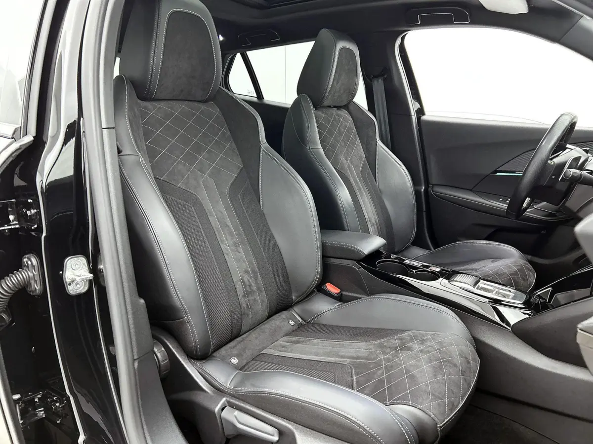 SUV 1.2 130pk GT Automaat Elektrisch Verstelb. Bestuurdersstoel | Schuif-/Kanteldak | Navigatie | Camera | Climate Control | Adaptieve Cruise Control | LED | 17"LMV |