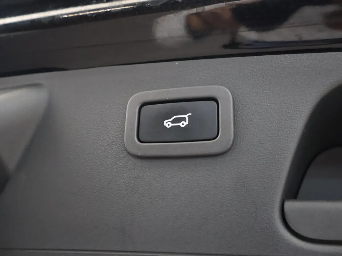 2.0 P200 AWD S + CARPLAY | AFN. TREKHAAK | STANDKACHEL | LEDER | CAMERA