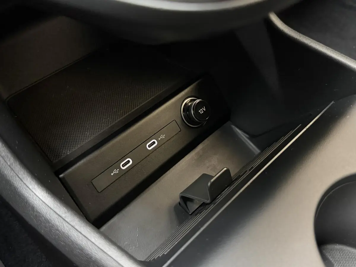 40 Edition 77 kWh SoH 97,53% | Apple CarPlay/Android Auto | Climate & cruise control | Luxe lederen bekleding | Matrix LED verlichting | Parkeersensoren achter | Stoelverwarming voor