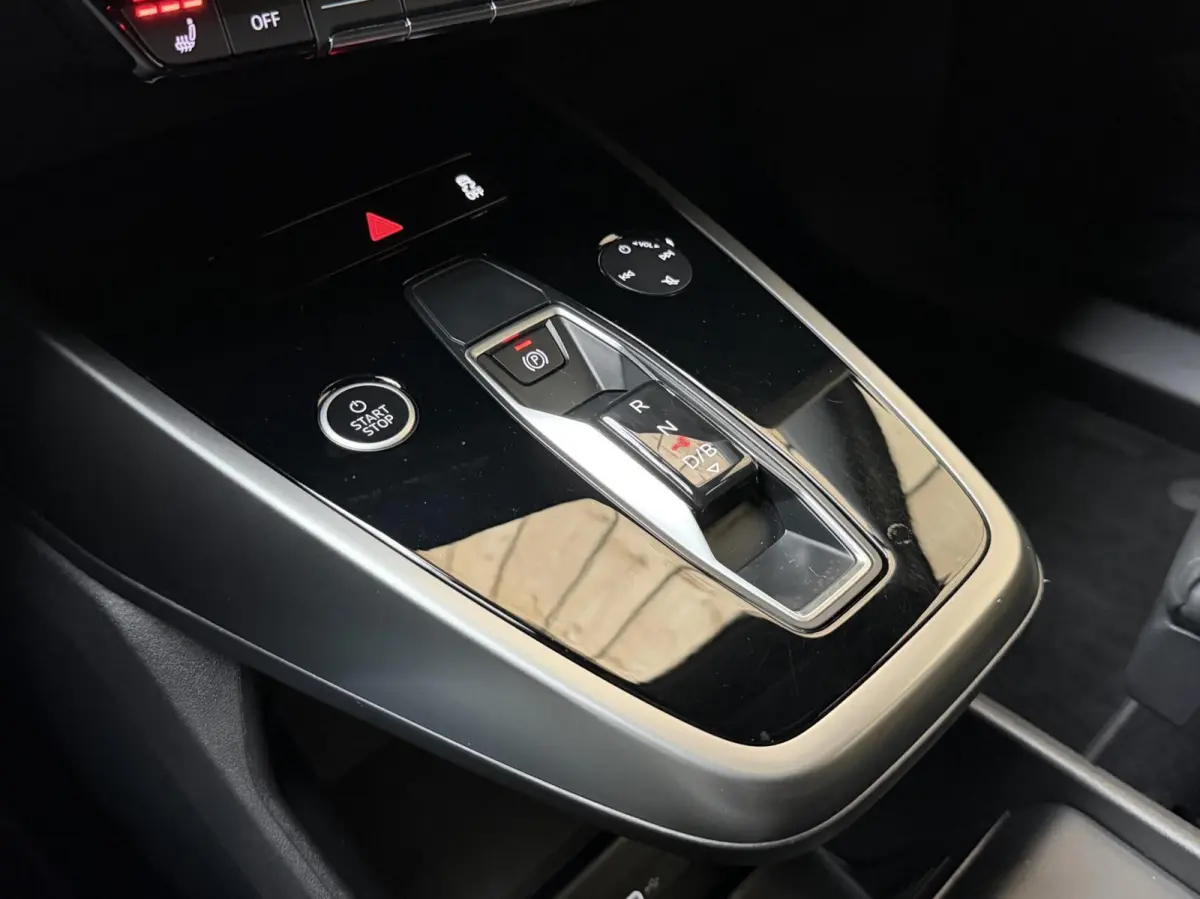 40 Edition 77 kWh SoH 97,53% | Apple CarPlay/Android Auto | Climate & cruise control | Luxe lederen bekleding | Matrix LED verlichting | Parkeersensoren achter | Stoelverwarming voor