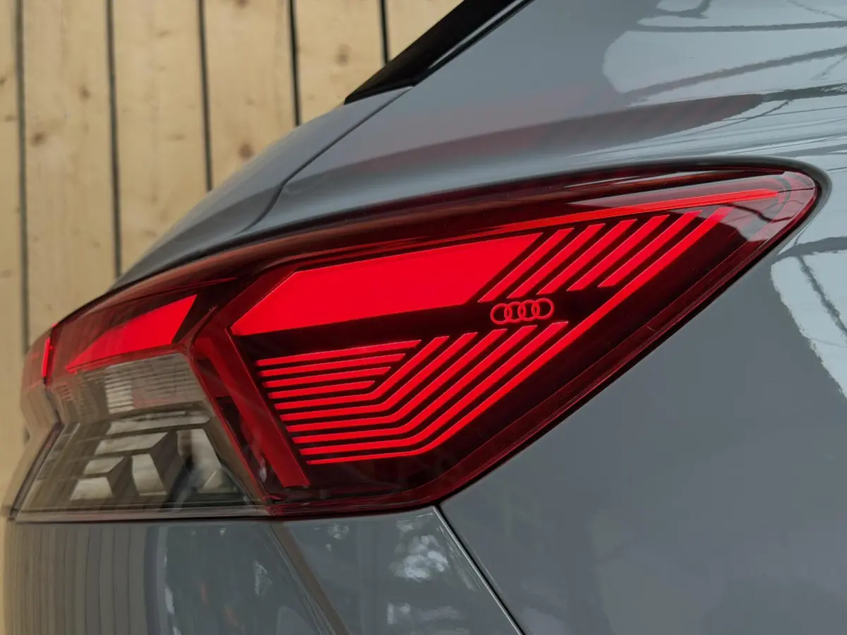 40 Edition 77 kWh SoH 97,53% | Apple CarPlay/Android Auto | Climate & cruise control | Luxe lederen bekleding | Matrix LED verlichting | Parkeersensoren achter | Stoelverwarming voor