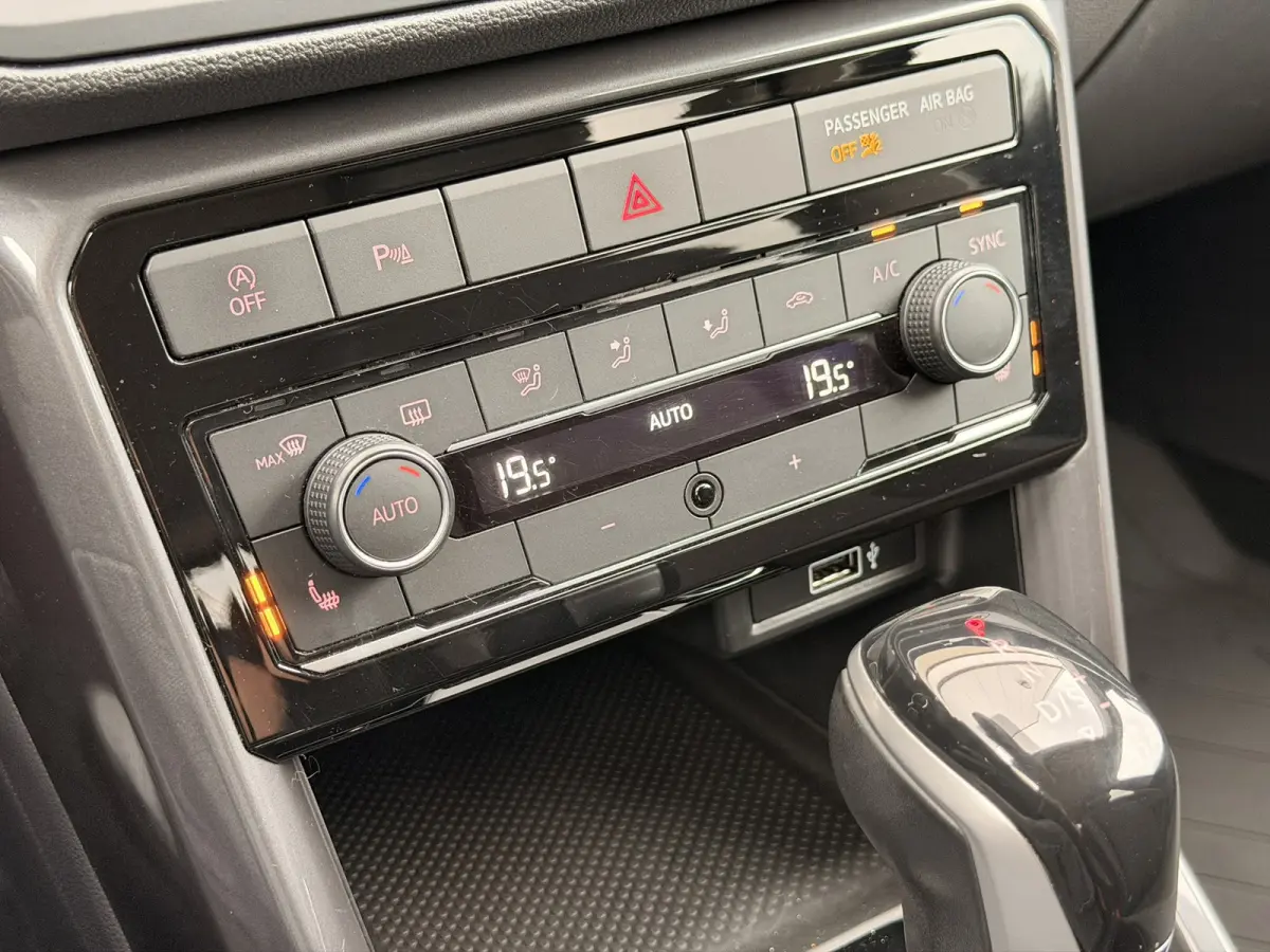 1.0 TSI DSG LED 17'' Stoelverw CarPlay