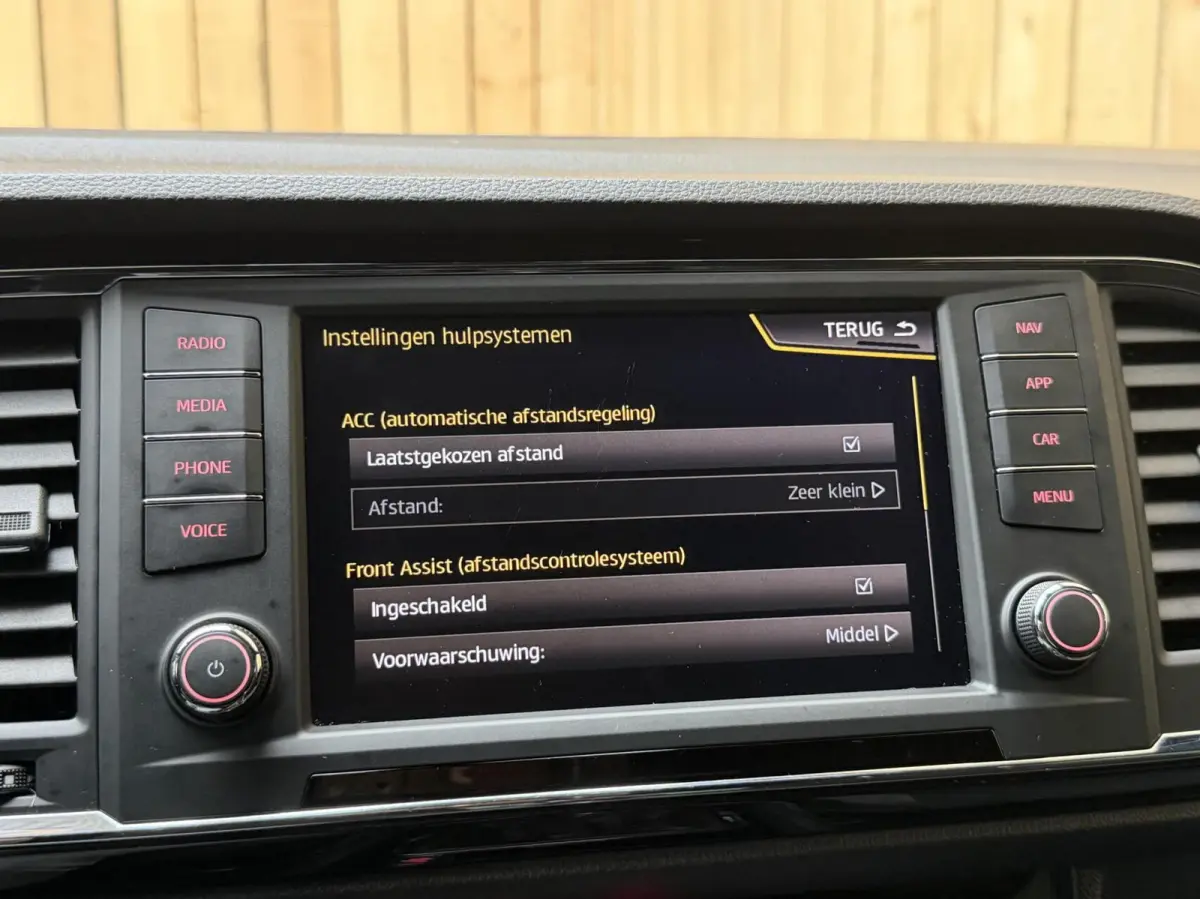 1.4 EcoTSI FR 150pk Apple CarPlay/Android Auto Full-Link | Achteruitrijcamera | Adaptieve cruise control | Climate control | Elektrisch bedienbare achterklep | LED verlichting | Stoelverwarm