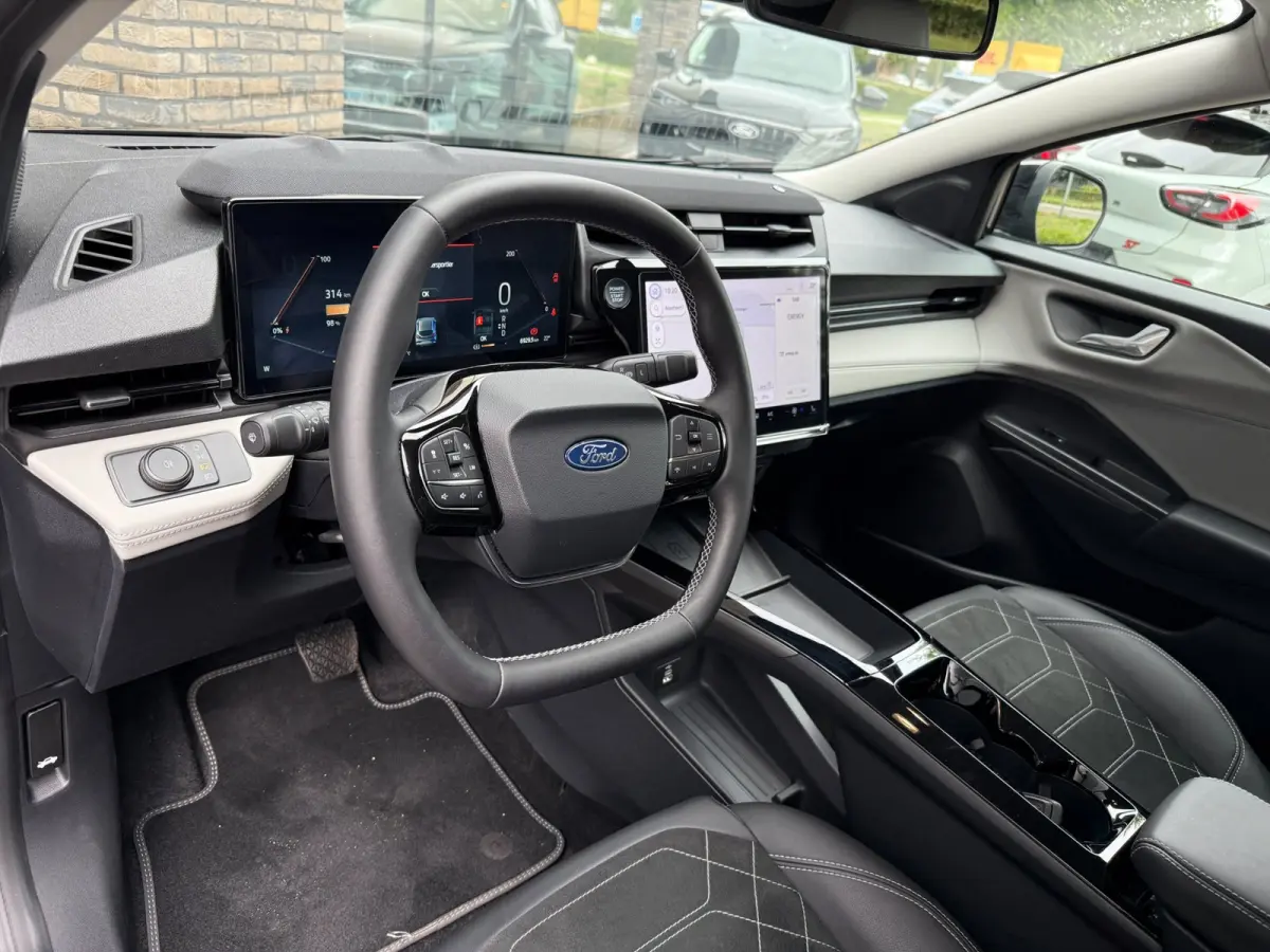 Premium 44 kWh Navi, Adop cruise, 360-gr camera, BLIS, Elk klep, Alcantara leder etc.
