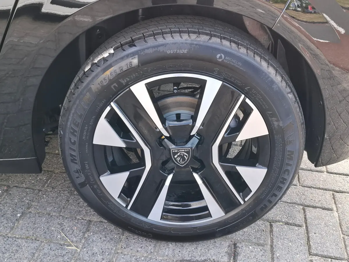 Allure | Elektrische parkeerrem | Extra getinte achterste zijruiten en achterruit | Extra getinte achterste zijruiten en achterruit
