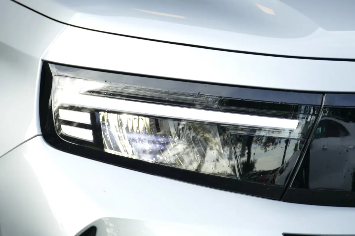GS | 17" Lichtmetalen velgen in Zwart met 215/60 R17 banden | Achteruitrijcamera | Dode hoek waarschuwing