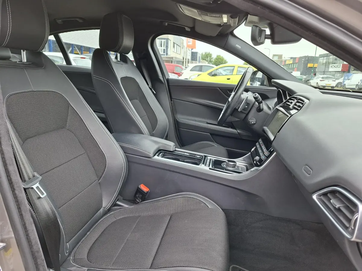 2.0t R-Sport COMPLEET JAGUAR DEALER ONDERHOUDEN! Origineel NL Auto