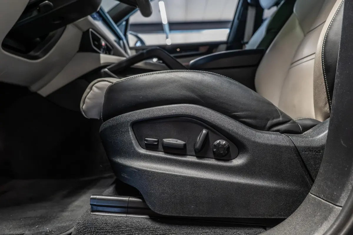 3.0 E-Hybrid Black Edition Achterasbesturing | Stoelventilatie V+A | Passenger Display | Race-Tex