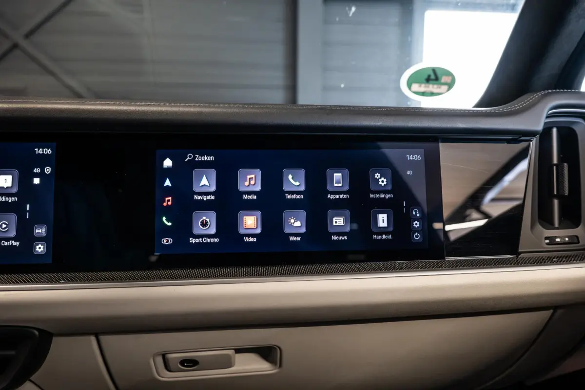 3.0 E-Hybrid Black Edition Achterasbesturing | Stoelventilatie V+A | Passenger Display | Race-Tex