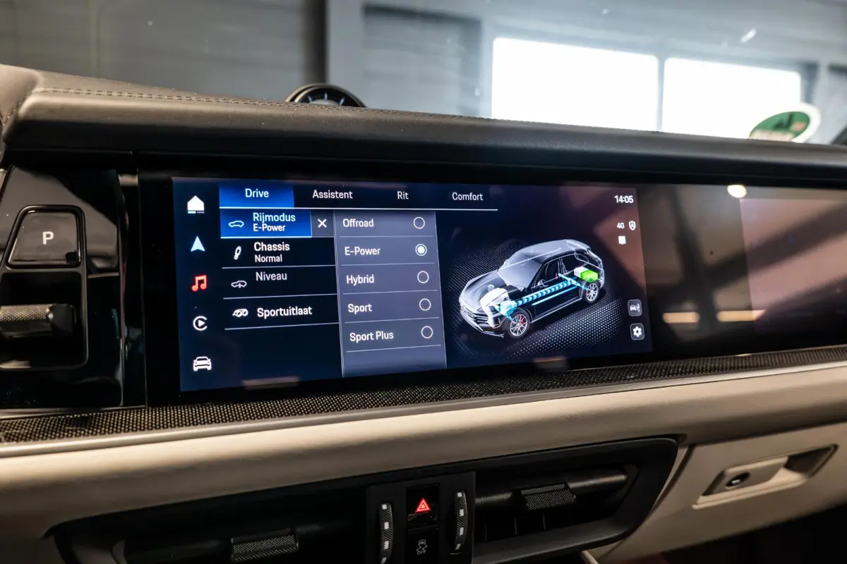 3.0 E-Hybrid Black Edition Achterasbesturing | Stoelventilatie V+A | Passenger Display | Race-Tex